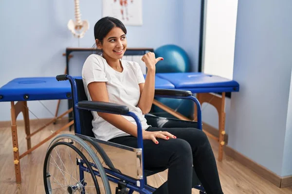 Молодая Латиноамериканка Сидящая Инвалидной Коляске Физиотерапевтической Клинике Указывая Пальцем Вверх — стоковое фото
