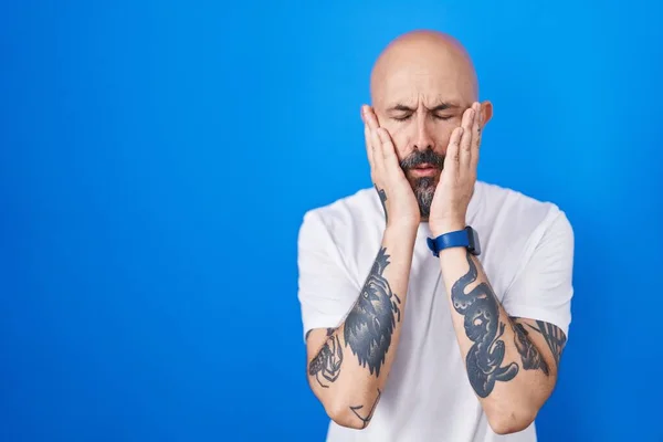 Homem Hispânico Com Tatuagens Sobre Fundo Azul Mãos Cansadas Cobrindo — Fotografia de Stock