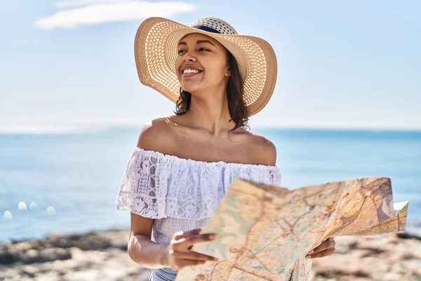 Giovane Donna Africana Americana Turista Sorridente Fiducioso Tenendo Mappa Della — Foto Stock