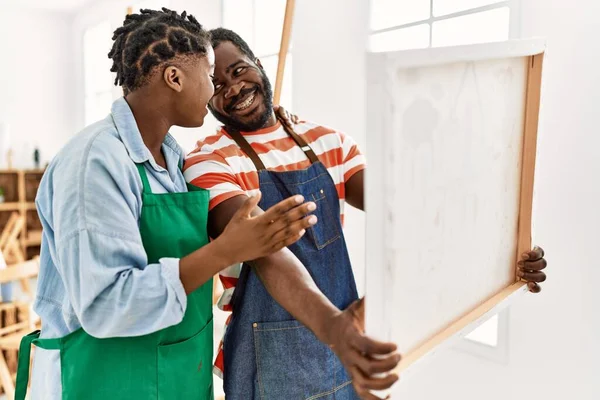 Couple Peintre Afro Américain Souriant Heureux Tenant Toile Studio Art — Photo