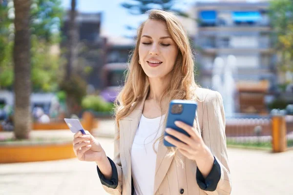 Jonge Blonde Vrouw Met Smartphone Creditcard Het Park — Stockfoto