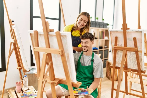 Jovem Artista Hispânico Casal Sorrindo Desenho Feliz Estúdio Arte — Fotografia de Stock