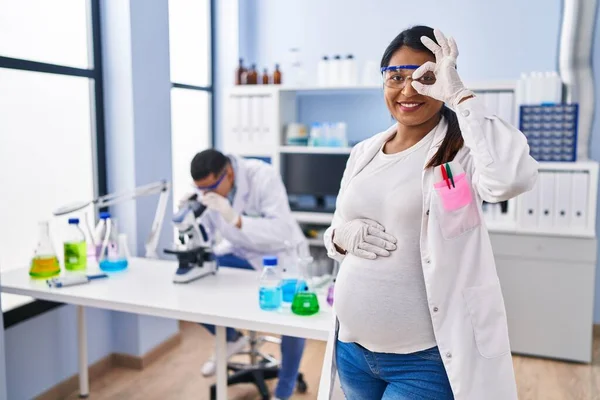 Young Hispanic Woman Expecting Baby Working Scientist Laboratory Smiling Happy — ストック写真