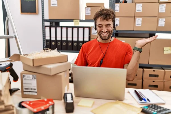 Νεαρός Ισπανόφωνος Πράκτορας Τηλεφωνικού Κέντρου Που Εργάζεται Στην Αποθήκη Χαμογελώντας — Φωτογραφία Αρχείου