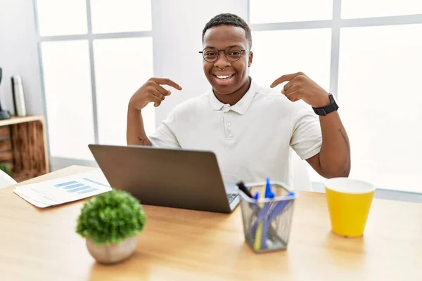 Young African Man Working Office Using Computer Laptop Looking Confident — Φωτογραφία Αρχείου