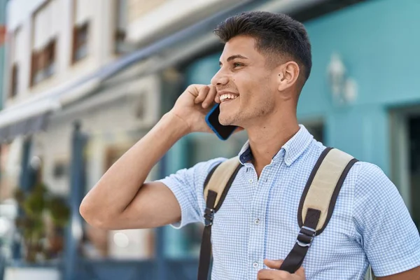 Jonge Spaanse Man Student Aan Het Praten Smartphone Straat — Stockfoto
