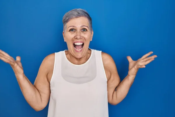 Mujer Caucásica Mediana Edad Pie Sobre Fondo Azul Celebrando Loco — Foto de Stock