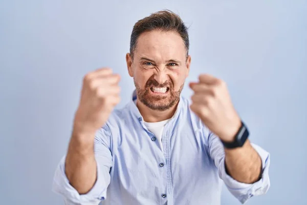 Middle Age Caucasian Man Standing Blue Background Angry Mad Raising — Stock Photo, Image