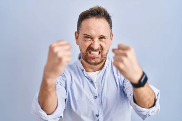 Kaukasischer Mann Mittleren Alters Der Vor Blauem Hintergrund Steht Und — Stockfoto