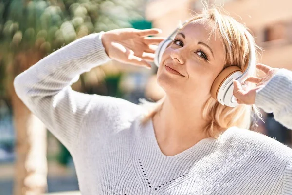 Young Blonde Woman Listening Music Street — Stock Photo, Image