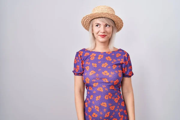 Joven Mujer Caucásica Vistiendo Flores Vestido Sombrero Verano Sonriendo Mirando —  Fotos de Stock