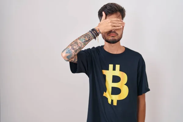 Jonge Latijns Amerikaanse Man Met Tatoeages Dragen Bitcoin Shirt Die — Stockfoto