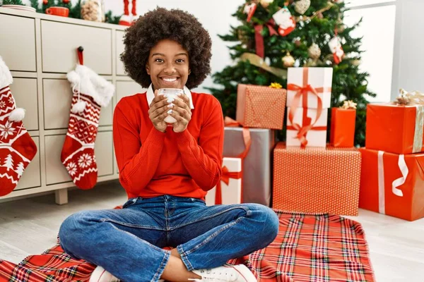 Jovem Afro Americana Bebendo Leite Sentado Árvore Natal Casa — Fotografia de Stock