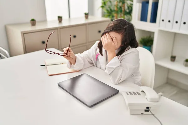 Downs Syndrom Kvinna Bär Läkare Uniform Stressad Arbetar Kliniken — Stockfoto