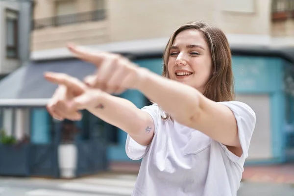 Young Woman Smiling Confident Pointing Fingers Street — Stock Photo, Image