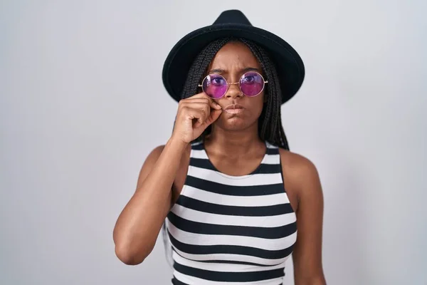 Joven Afroamericano Con Trenzas Con Sombrero Gafas Sol Boca Labios —  Fotos de Stock