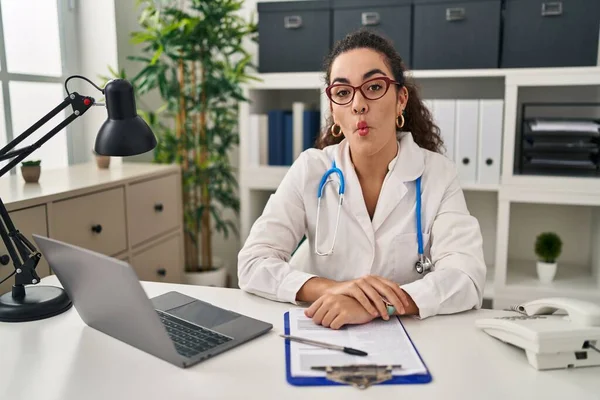 Giovane Donna Ispanica Indossa Uniforme Medico Stetoscopio Rendendo Faccia Pesce — Foto Stock