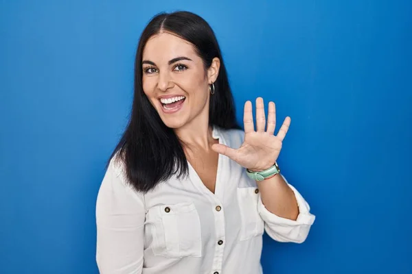 Mulher Hispânica Jovem Sobre Fundo Azul Mostrando Apontando Para Cima — Fotografia de Stock