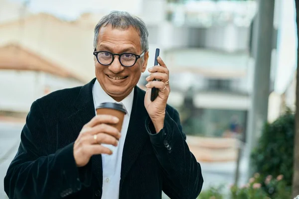 Středověk Jihovýchodní Asiat Mluví Telefonu Popíjí Šálek Kávy Městě — Stock fotografie