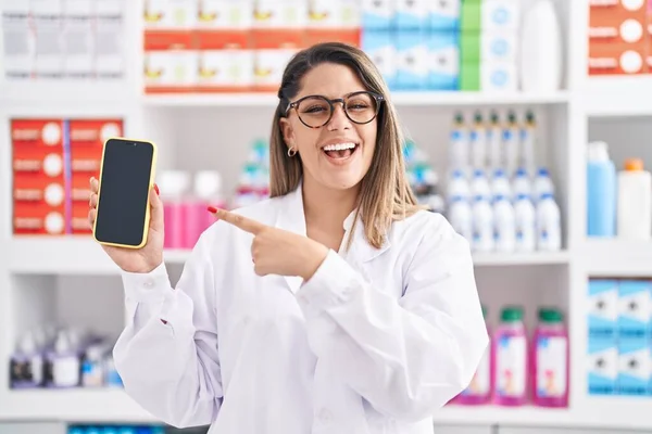 Blonde Woman Working Pharmacy Drugstore Showing Smartphone Screen Smiling Happy — Photo