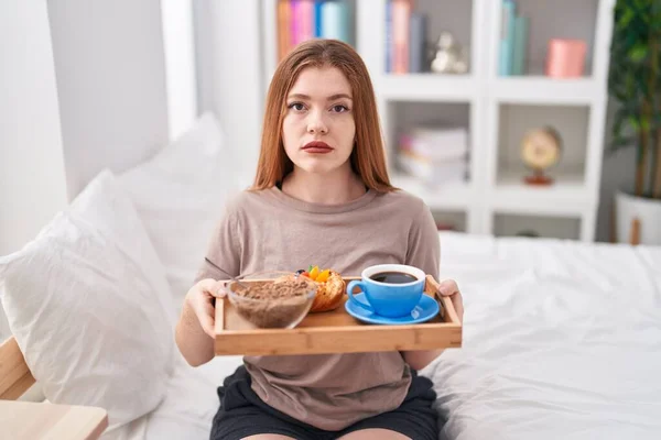 Rödhårig Kvinna Pyjamas Med Frukostbricka Avslappnad Med Allvarliga Ansiktsuttryck Enkel — Stockfoto