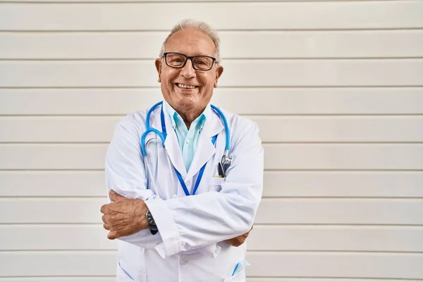 Senior Man Doktersuniform Staande Met Armen Gekruist Gebaar Witte Geïsoleerde — Stockfoto