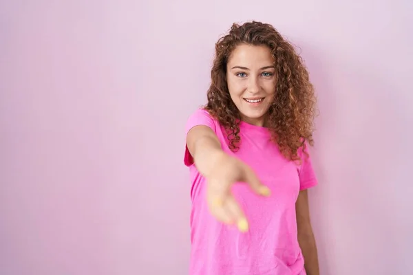 Giovane Donna Caucasica Piedi Sopra Sfondo Rosa Sorridente Amichevole Offrendo — Foto Stock