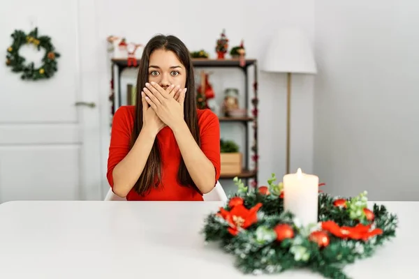 Jovem Morena Sentada Mesa Natal Chocou Cobrindo Boca Com Mãos — Fotografia de Stock