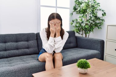 Genç İspanyol kadın psikiyatri kliniğinde psikoloji tedavisi gördüğünü vurguladı