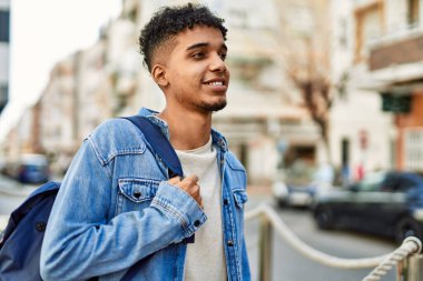 Sokakta gülümseyen İspanyol genç adam.