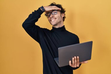 İspanyol adam bilgisayar kullanarak çalışıyor. Elleri havada, şaşırmış ve sinirli bir yüz ifadesi var. 