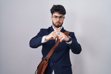 İş kıyafetleri giyen İspanyol sakallı adam reddedilme ifadesini negatif işaret vermesi için parmaklarını çapraz yap. 
