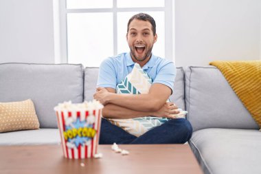 İspanyol adam evde televizyon seyrediyor. Kanepede oturmuş çılgınlığı kutluyor ve başarıyı hayretle izliyor. Gözleri açık, heyecanla bağırıyor.. 