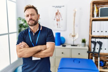 Orta yaşlı fizyoterapist. Ağrı giderme kliniğinde çalışıyor. Şüpheci ve gergin. negatif kişi. 