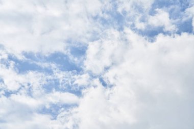 Güneşli bir günde bulutlu güzel mavi gökyüzü