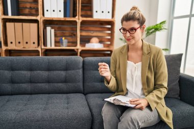 Genç sarışın kadın psikolog psikoloji merkezinde danışmanlık yapıyor.