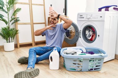 Genç İspanyol adam kirli çamaşırlarını çamaşır makinesine koyuyor. Gülümsüyor, gülümsüyor ve elleriyle bir böceğe bakıyor. Şaşırdım ve çıktım. 