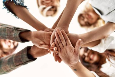 Ofiste el ele duran bir grup genç iş kadını..