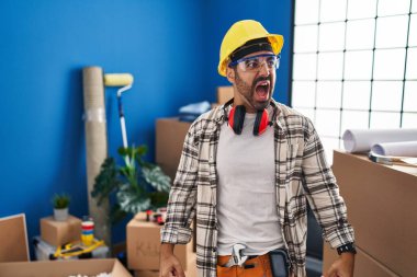 Evde çalışan sakallı, sinirli ve kızgın bağıran sinirli sinirli sinirli sinirli sinirli sinirli bağıran bir İspanyol. öfke ve agresif konsept. 