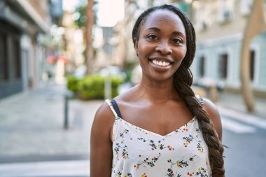 Sokakta kendine güvenen Afrikalı Amerikalı kadın gülümsüyor