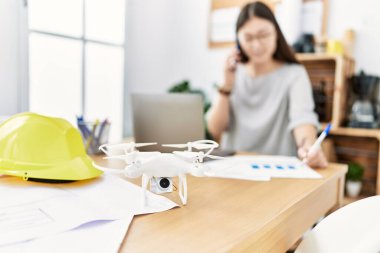 Ofiste Asyalı genç bir kadın iş görüşmesi yapıyor.