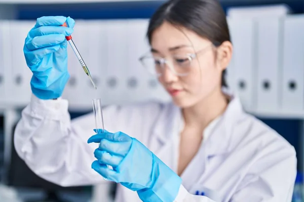 Científica China Vertiendo Líquido Tubo Ensayo Laboratorio — Foto de Stock