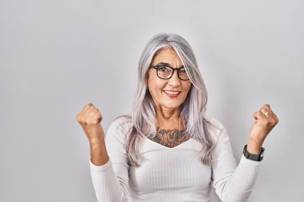 Middelbare Leeftijd Vrouw Met Grijs Haar Staan Witte Achtergrond Erg — Stockfoto