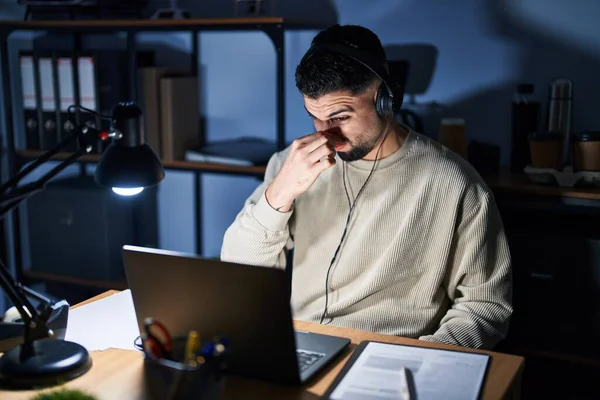 Young Handsome Man Working Using Computer Laptop Night Smelling Something — Stock Photo, Image