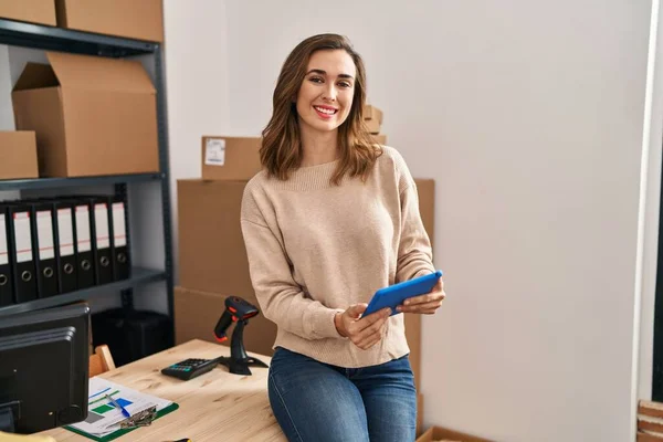 Mujer Joven Comercio Electrónico Trabajador Negocios Utilizando Touchpad Oficina — Foto de Stock