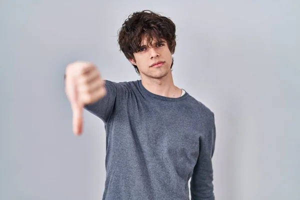 Young Man Standing Isolated Background Looking Unhappy Angry Showing Rejection — Stock Photo, Image