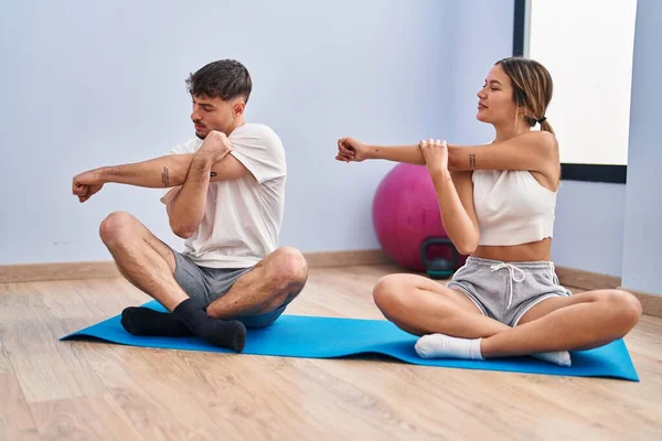 Young Man Woman Couple Smiling Confident Stretching Sport Center — Stockfoto