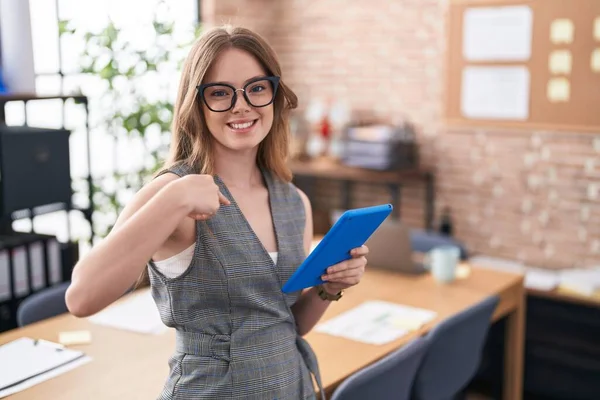 Caucasian Woman Working Office Wearing Glasses Looking Confident Smile Face — Stok fotoğraf