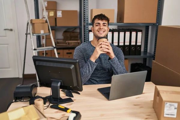 Jovem Hispânico Homem Comércio Eletrônico Trabalhador Negócios Usando Laptop Beber — Fotografia de Stock