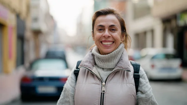 Orta Yaşlı Spanyol Kadın Sokakta Kendine Güvenerek Gülümsüyor — Stok fotoğraf